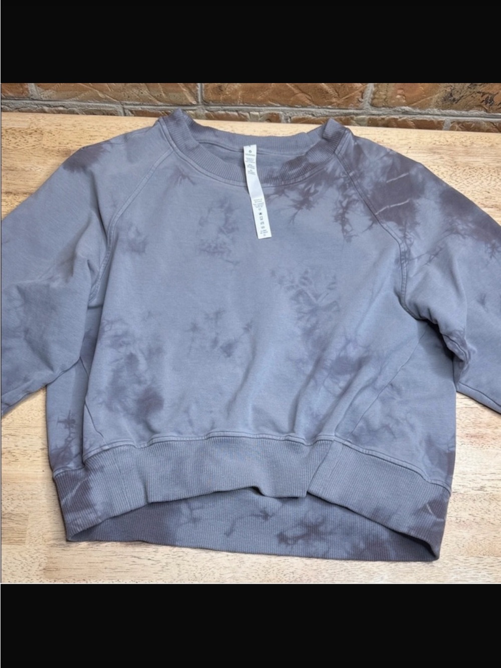 Lululemon- sweatshirt slightly cropped in front size 4